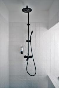 ProvesendeCasa do Santo - Wine & Tourism的浴室内配有淋浴和头顶淋浴
