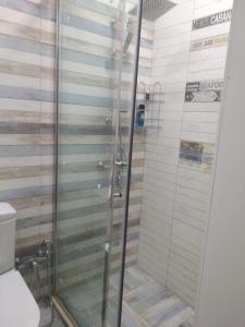 苏姆盖特Novxani jorat beach area的浴室里设有玻璃门淋浴