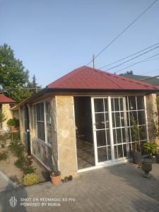 苏姆盖特Novxani jorat beach area的一个小房子,设有大型滑动玻璃门