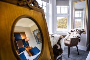 蒂恩格托拉瓦格别墅酒店的客厅的镜子反射,客厅配有沙发