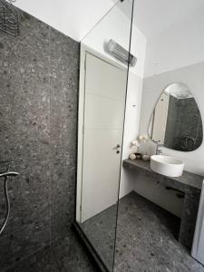 科孚镇Casa d' arte的带淋浴、盥洗盆和镜子的浴室