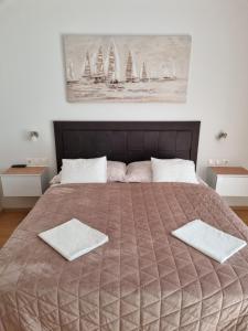 布雷拉Apartmani BELVEDERE的一间卧室配有一张大床和两条毛巾