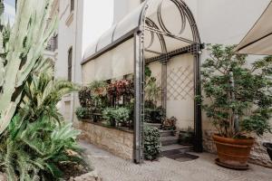 塔兰托Villa Luigi XVI的一座有一堆盆栽植物的建筑