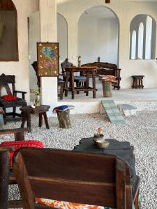 巴卡拉尔Near Lake Hostal的客房设有木制家具和桌子。