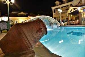 阿利卡纳斯Elpida Hotel的一座大型游泳池,四周环绕着塑料斜坡