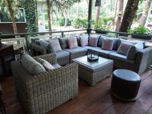 拉纳肯Chalet的庭院设有柳条沙发和桌子