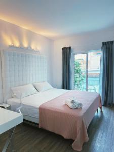 卡拉米洛bhc Boutique Hostal Cala Millor的一间卧室设有一张大床和一个窗户。