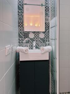 卡拉米洛bhc Boutique Hostal Cala Millor的一间带水槽和镜子的浴室