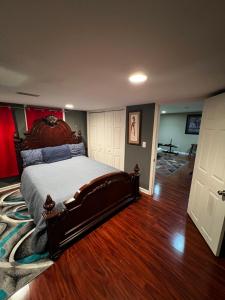 波林布鲁克Quiet and spacious Room1的一间卧室配有一张大木床。