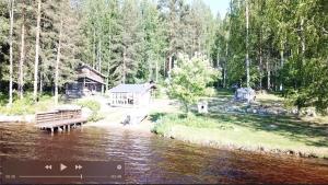 OutokumpuKönölä的河边小屋,带长凳