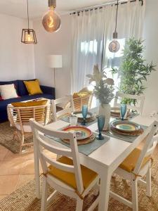拉哈雷斯Casa Alaia的白色的餐桌,配有两把椅子和一张桌子及椅子