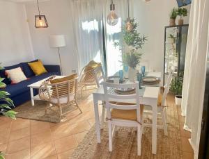拉哈雷斯Casa Alaia的客厅配有白色的桌子和椅子