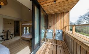 特镇Wood (Forestia)的客房设有带2把椅子和1张床的阳台。