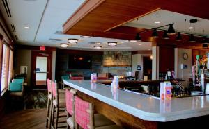 乔治湖乔治湖度假酒店的餐厅内的酒吧配有椅子和柜台