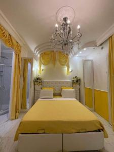 Deuil-la-BarreChambre de luxe 95 Grise的一间卧室配有一张带吊灯的大型黄色床