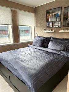 卑尔根MK8 Apartment的卧室设有一张大床,设有两个窗户