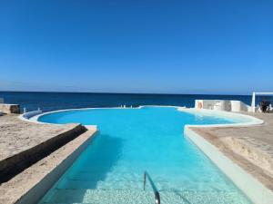 拉古纳the million view room habitacion en resort solo adultos的一座背景海洋的游泳池