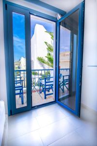 帕罗奇亚Porto Bello di Paros的客房设有可欣赏海滩景致的窗户。