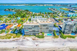 圣徒皮特海滩Madeira Beach Manor的海滩上的度假村的空中景致