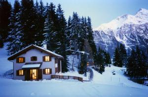 伦策海德Acla Pala的雪中的房子,灯亮