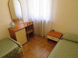 米兰马瑞提那Appartamento Oberdan的一间卧室配有一张床、一张书桌和一面镜子