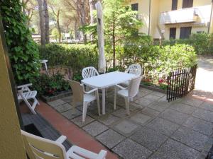 米兰马瑞提那Appartamento Oberdan的庭院里的白色桌椅