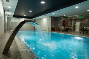巴库Volga Hotel Baku的一座建筑物内带喷泉的游泳池