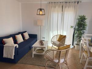 拉哈雷斯Casa Alaia的客厅配有蓝色的沙发和椅子