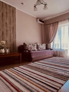 赫梅利尼茨基Tamerlan的带沙发和大地毯的客厅