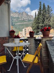 莫尼斯特罗尔Casa iaia的山景阳台上的桌椅
