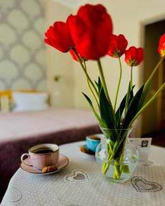 赫梅利尼茨基Tamerlan的红花花瓶和桌上的咖啡