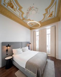 托马尔O Paço - exclusive accommodation的一间卧室设有一张带天花板的大床