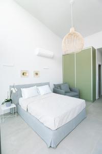 PetroúlaiSevene Villas的一间卧室设有一张大床和一个绿色的橱柜