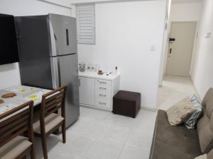 弗洛里亚诺波利斯Ap no centro de Florianopolis的厨房配有餐桌和冰箱