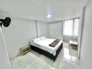 麦德林APARTAMENTO 401 MEDELLIN的白色的卧室设有床和窗户