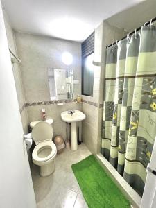 麦德林APARTAMENTO 401 MEDELLIN的浴室配有卫生间、盥洗盆和淋浴。