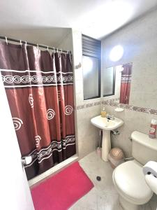 麦德林APARTAMENTO 401 MEDELLIN的一间带红色淋浴帘和水槽的浴室
