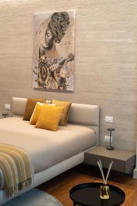 阿奇雷亚莱Villa Arianna的一间卧室配有一张壁画床
