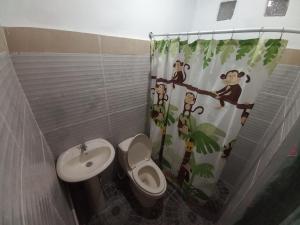 拉乌尼翁Hostal Santa Marta的浴室设有猴子淋浴帘和卫生间