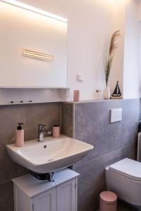 万根沃格Golden Hour Apartment Wangerooge的一间带水槽和卫生间的浴室