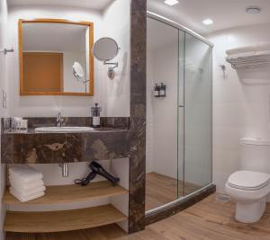 格拉玛多Wyndham Gramado Termas Resort & Spa的带淋浴、盥洗盆和卫生间的浴室