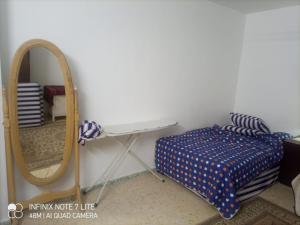 伊尔比德Decapolis的一间带镜子、一张床和梳妆台的卧室