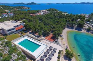 德拉格ARIA Mobile Home, Oaza Mira 5 Star Camping, Dalmatia的享有度假胜地的空中景致,设有游泳池和海滩