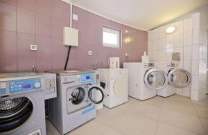 德拉格ARIA Mobile Home, Oaza Mira 5 Star Camping, Dalmatia的洗衣房配有3台洗衣机和干衣机