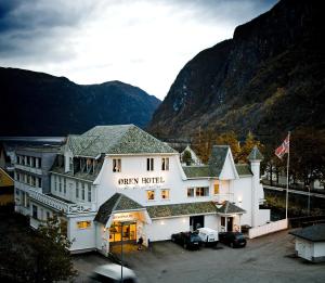 Høyanger奥伦酒店的享有龙酒店及山脉的景色