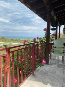 ElaiokhórionReal Holidays Antoniadou - Rustic House的阳台享有大海和鲜花的景致。