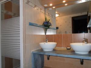Prudhomat伊斯库安庄园住宿加早餐旅馆的浴室在柜台上配有两个白色水槽