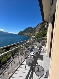 利莫内-苏尔加达洛坎达俄索洛加尼酒店的阳台配有椅子,享有海景。