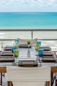纳塔尔DELUX PRAIA Flats的一张餐桌,享有海景