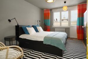 贝尔格莱德Tulum Apart Center Belgrade的一间卧室设有一张床和一个窗口